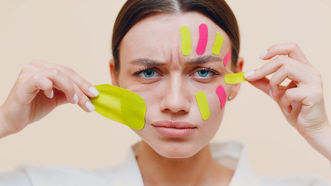 Auf TikTok haben schon einige Beauty-Hacks für virales Aufsehen gesorgt – der neueste Trend nennt sich: Face Taping. Was steckt dahinter? 