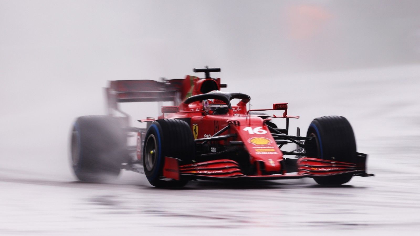 
                <strong>Gewinner: Ferrari</strong><br>
                Auch für die Scuderia gab es endlich mal wieder Grund zur Freude. Im vergangenen Jahr landete das Team aus Maranello meist weit hinten, beim Heimspiel in Imola konnte man sich über Rang vier von Charles Leclerc und Rang fünf von Carlos Sainz freuen. Freilich bestand keine realistische Chance auf den Sieg, zwei Autos in den Top fünf sind aber ein positives Zeichen, zudem sammelt der Rennstall damit wichtige Punkte in der Konstrukteurs-WM.
              