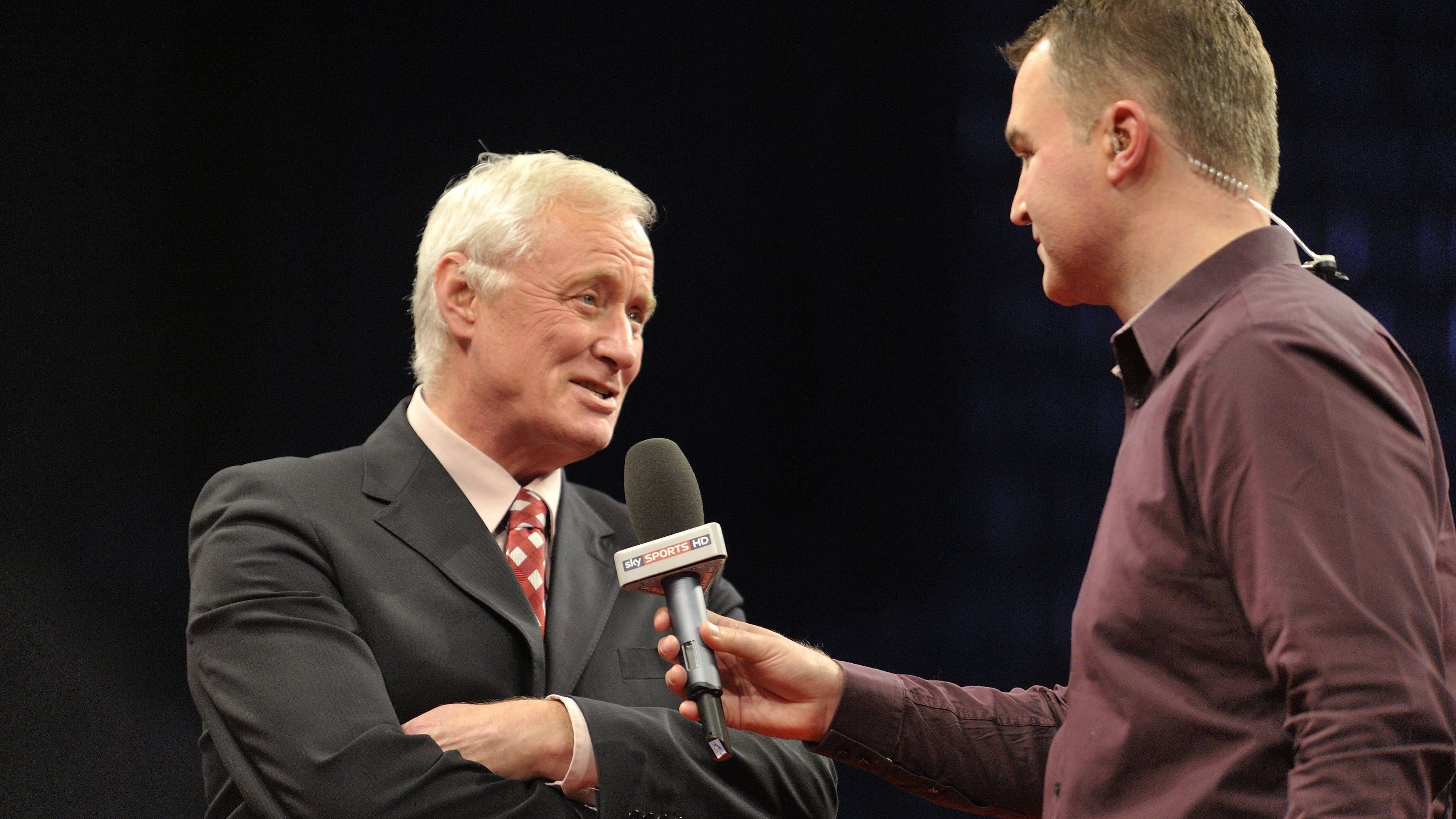 <strong>Dave Clark</strong><br>Der Moderator (re.) von "Sky Sports" wurde beim PDC Annual Awards Dinner 2018 in die Hall of Fame aufgenommen. Die PDC begründet das mit seinem "kontinuierlichen Beitrag zum Sport" als Berichterstatter. Seit 2002 ist er bei PDC-Turnieren tätig, zog sich aber vor einigen Jahren wegen einer Parkinson-Erkrankung zurück.&nbsp;