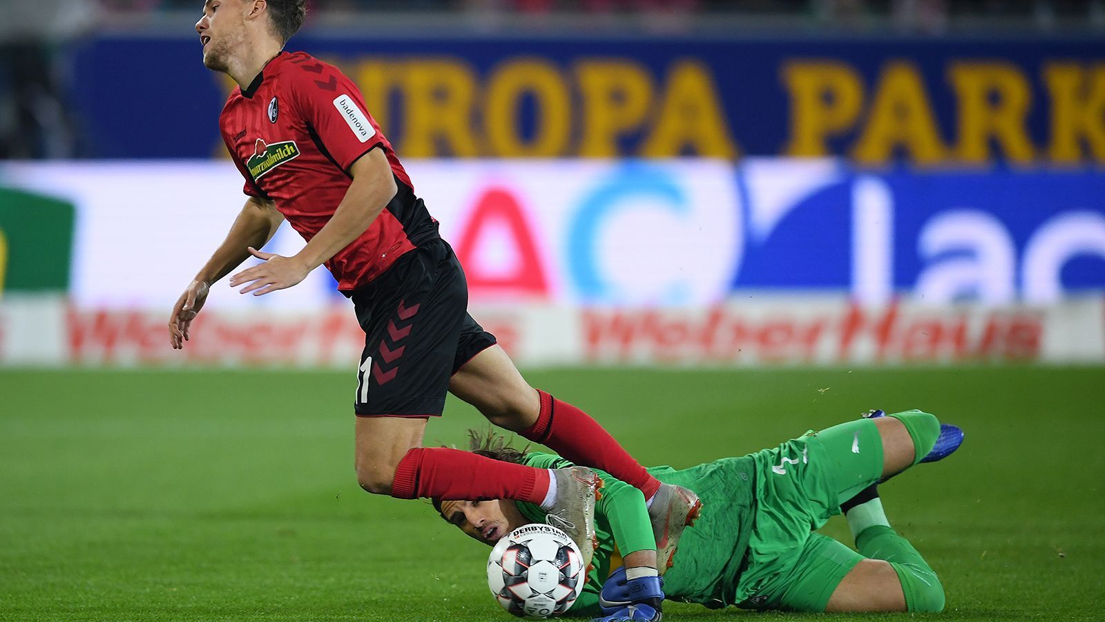 
                <strong>Freiburg - Gladbach - Liveticker</strong><br>
                Es scheint, als habe Heynckes den schlafenden Riesen geweckt. James nach unauffälligen ersten zehn Minuten mit wunderschönen Aktionen, perfekter Technik und aggressiver Arbeit nach hinten. Setzt sogar hin und wieder zur Grätsche an. Glänzt beim 1:0 mit einer hervorragenden Ballannahme im Strafraum mit der Brust, um dann Robben perfekt aufzulegen. In der 84. Minute für Vidal ausgewechselt. ran-Note: 2
              