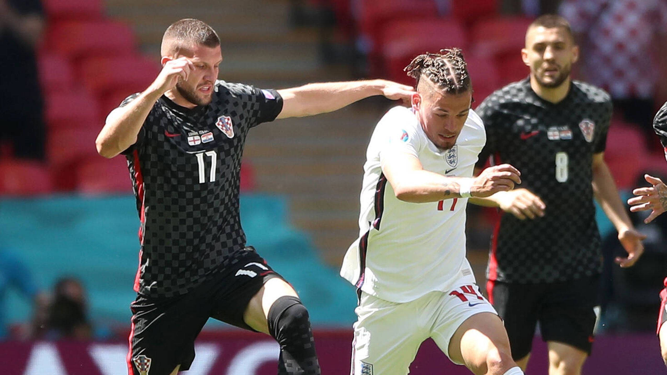 
                <strong>Ante Rebic (Kroatien)	</strong><br>
                Der frühere Frankfurter kommt in Halbzeit eins überhaupt nicht vor. Weil die Kroaten lange Zeit nur mit verteidigen beschäftigt sind und auch die wenigen Offensivaktionen keine Durchschlagskraft haben, bleibt er blass. In Halbzeit zwei läuft er zumindest den englischen Keeper an und setzt ihn unter Druck. Sein Nachschuss nach dem Versuch von Kovacic bleibt ungefährlich. Geht in der 78. Minute für Petkovic vom Feld. ran-Note: 4
              