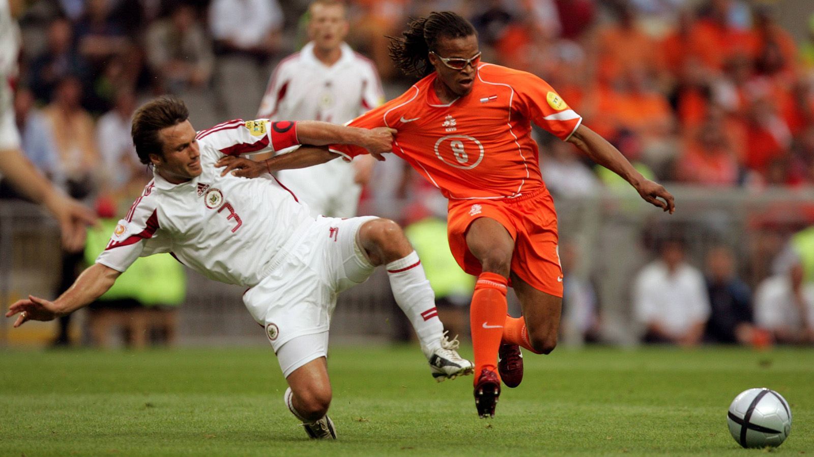 
                <strong>Edgar Davids - 24 Rote Karten</strong><br>
                "Pitbull" Edgar Davids war gefürchtet für seine harte Gangart, aber auch sein trickreiches Spiel im Mittelfeld. Der Niederländer gab keinen verlorenen Ball so einfach auf, bezahlte sein Spiel in seiner Karriere aber auch mit dem ein oder anderen Platzverweis.
              