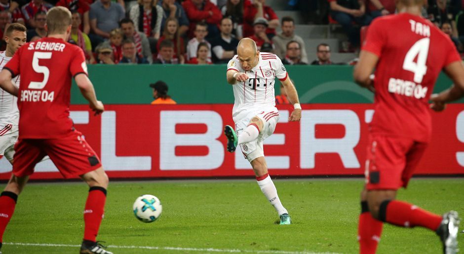 
                <strong>Arjen Robben (FC Bayern)</strong><br>
                Sinnblidlich für den Robben der vergangenen Wochen: Nach einem Ballverlust vorne sprintet der Niederländer 50 Meter zurück, um den Ball wiederzuholen. Auch sonst sehr bemüht, in Ballbesitz immer mit dem Blick Richtung Tor. Dabei hat Robben aber manchmal eine Idee, die nur er versteht. Mit vielen Abschlüssen auf Lenos Kasten, von Erfolg gekrönt ist aber erst der Versuch in Minute 62 - 5:1 (auch wenn Müller, das Schlitzohr, das Tor am Ende für sich beanspruchen darf). ran-Note: 3
              