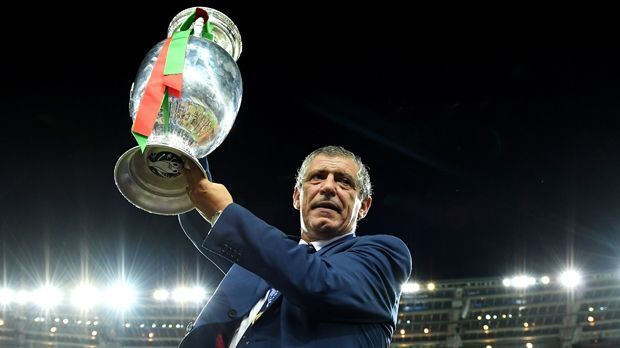 
                <strong>Fernando Santos (Portugal)</strong><br>
                Fernando Santos führte Portugal im Sommer bei der Europameisterschaft in Frankreich sensationell zum Titel. Nach drei Unentschieden in der Vorrunde besiegte man in der K.o.-Phase Kroatien, Polen, Wales und schließlich Frankreich. Es war der erste Titel für Portugal überhaupt.
              