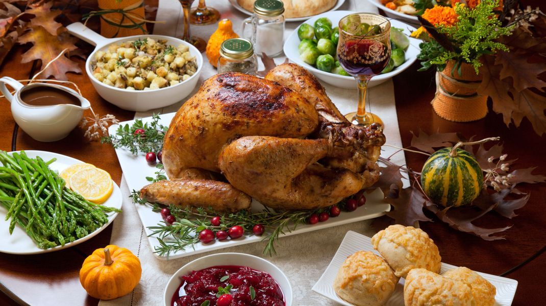 Thanksgiving ist ein amerikanischer Feiertag, der die Dankbarkeit für Ernteerträge und die positiven Dinge im Leben betont, oft begleitet von einem Festmahl.