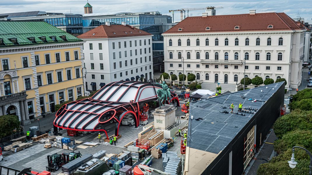 Ein überdimensionales Porsche-Modell steht auf dem Wittelsbacherplatz in der Münchner Innenstadt zum Auftakt der IAA. Für die Automesse wurde ein enormer Aufwand betrieben.