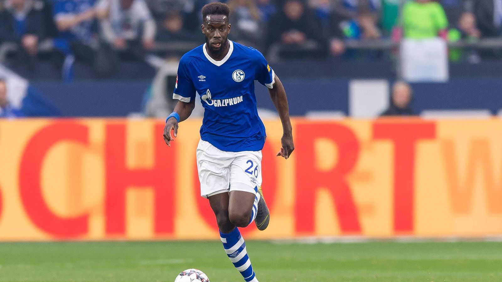 
                <strong>Salif Sane</strong><br>
                Sieben Millionen Euro überwies Schalke im Sommer für Salif Sane an Hannover. Für einen Innenverteidiger seiner Qualität kein schlechter Deal. Der Senegalese zählt zu den wichtigen Stützen im Team von Domenico Tedesco und ist unangefochtener Stammspieler. Bei einem guten Angebot von circa zehn Millionen Euro wären die Schalker Verantwortlichen wohl trotzdem bereit, Sane ziehen zu lassen, um das Budget für weitere Neuzugänge zu vergrößern.
              