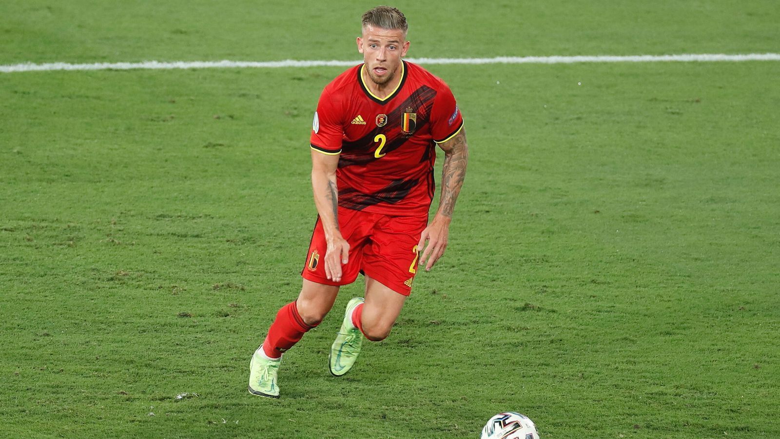 
                <strong>Toby Alderweireld</strong><br>
                Fälscht gleich zu Beginn der Partie einen Ball der Italiener ab, sein Schlussmann ist aber zur Stelle. Nur Sekunden später kann er eine erneut gefährliche Situation souverän mit dem Fuß klären. Verrichtet solide seine Arbeit. ran-Note: 4
              