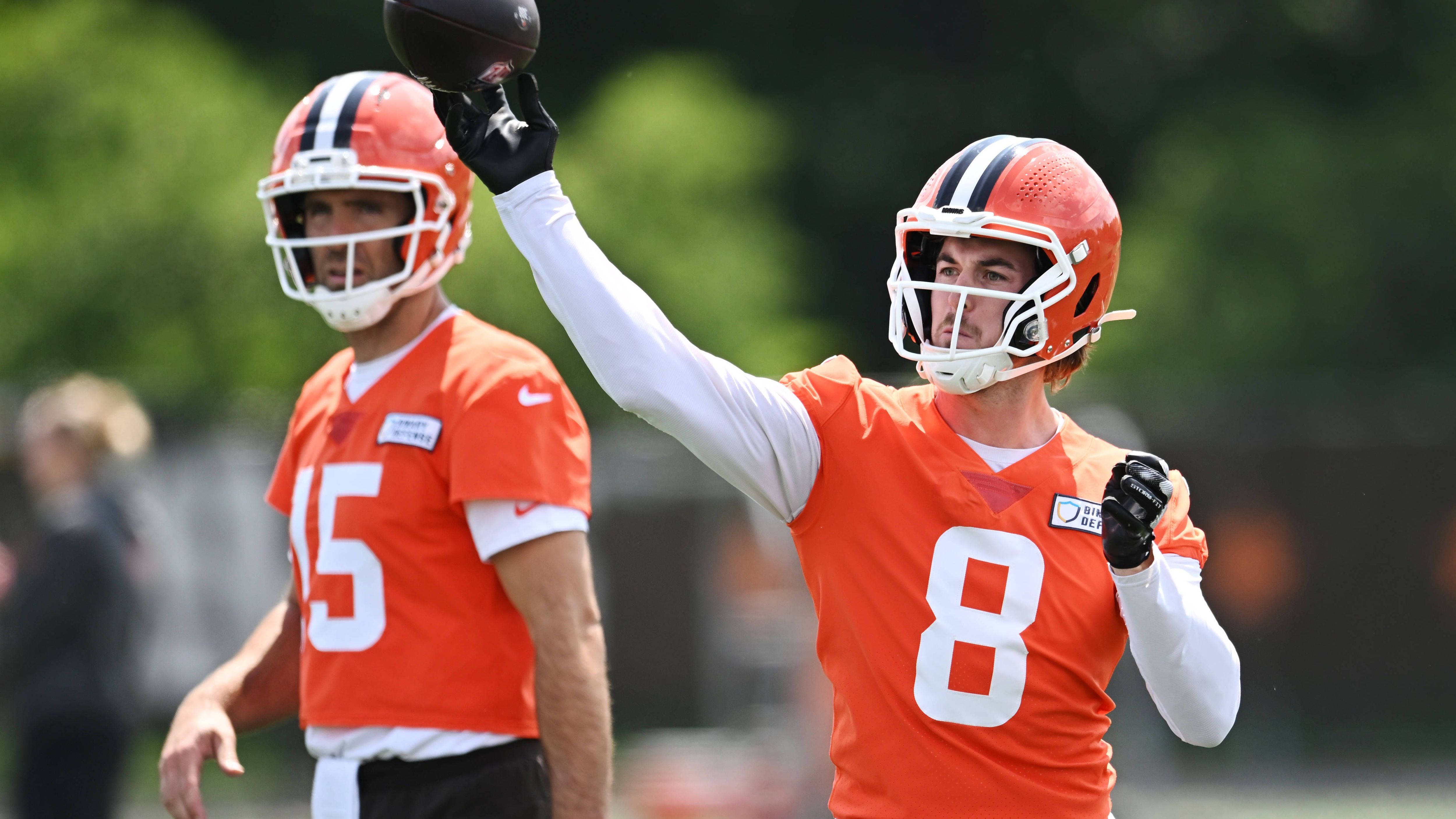 <em><strong>Kenny Pickett (Cleveland Browns)</strong><br>Quarterback Kenny Pickett hat sich im Training der Browns offenbar eine Oberschenkelverletzung zugezogen. Wie "ESPN" berichtet, zog sich der 27-Jährige die Blessur kurz vor Ende der Einheit zu. Im Laufe der Woche soll Picketts Situation neu bewertet werden. Der Neuzugang der Eagles teilte sich zu Beginn des Training Camps die First-Team-Snaps mit Joe Flacco und hinterließ einen guten Eindruck.</em>
