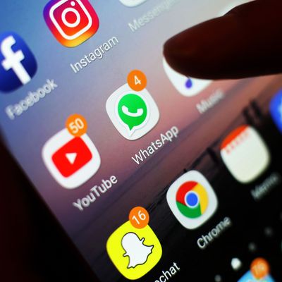 Expert:innen warnen vor den Gefahren durch heimlich installierte Spy-Apps. 