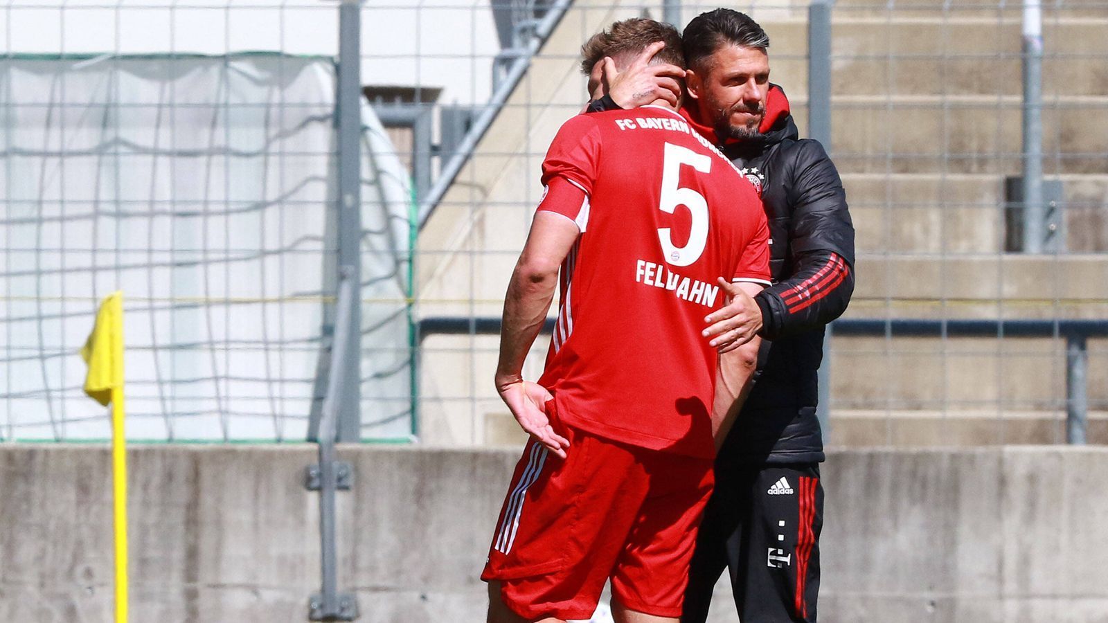 
                <strong>Martin Demichelis (FC Bayern München II/Regionalliga Bayern)</strong><br>
                Zusammen mit Unterhaching stieg zuletzt auch die zweite Mannschaft des FC Bayern München aus der 3. Liga ab und trifft in der neuen Saison dann in der Regionalliga Bayern auf die SpVgg. Bei der Münchner Zweitvertretung sitzt in Ex-Bayern-Star Martin Demichelis ebenfalls ein großer Name auf der Bank. Der 40-jährige Argentinier kehrte im Sommer 2019 an die Säbener Straße zurück und coachte beim FCB zunächst die U19. Im April 2021 übernahm der Ex-Verteidiger zusammen mit Danny Schwarz die zum damaligen Zeitpunkt schon in höchster Abstiegsgefahr befindlichen Bayern-Amateure, das Duo konnte die Münchner Zweitvertretung aber nicht retten. In acht Drittliga-Spielen unter dem deutsch-argentinischen Trainer-Duo feierte der FC Bayern II keinen einzigen Sieg. 
              