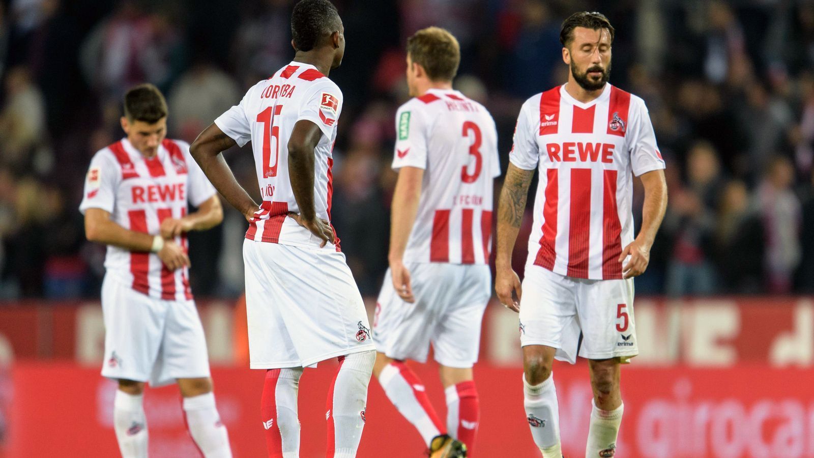 
                <strong>1. FC Köln (17/18)</strong><br>
                Der 1. FC Köln hatte in der Saison 2017/18 einen krassen Fehlstart hingelegt. Nach fünf Spieltagen standen die Rheinländer noch immer mit null Punkten da. Bis zur Winterpause wurde es dann auch nicht wesentlich besser, der FC holte im Herbst 2017 lediglich einen Sieg und ging mit nur sechs Punkten als abgeschlagenes Schlusslicht in die Rückrunde. Schon Anfang Dezember musste der langjährige Erfolgscoach und Fanliebling Peter Stöger sein Traineramt räumen, doch unter Nachfolger Stephan Ruthenbeck wurde es auch nicht besser. Nach zwei Siegen zum Auftakt ins Jahr 2018, träumten die FC-Fans zwar kurz von einer Aufholjagd, am Ende stand jedoch mit nur 22 Punkten der Abstieg für Schlusslicht Köln.
              