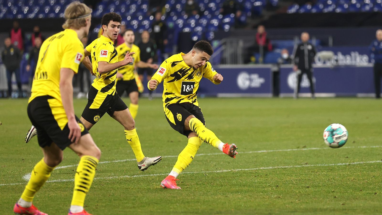 
                <strong>Jadon Sancho</strong><br>
                Von Spielbeginn an ist Sancho der auffälligste Spieler auf dem Platz. Er trifft zum 1:0, bereitet zudem mit einem hohen Zuspiel das 2:0 für Haaland vor. Überhaupt kreiert Sancho immer wieder Torchancen, bringt seine Qualitäten am Ball zur Geltung. Zudem hat er einen Bundesliga-Rekord aufgestellt: Mit 20 Jahren, 10 Monaten und 26 Tagen ist er der jüngste Spieler mit 35 erzielten Toren. ran-Note: 1
              