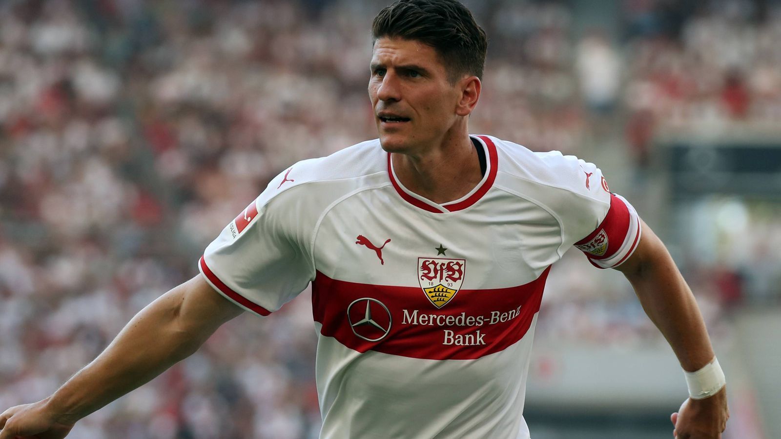 
                <strong>Mario Gomez (VfB Stuttgart)</strong><br>
                Gleich drei Klubs jubeln, wenn Mario Gomez den Klub wechselt. Beim SV Unlingen spielte er bis zu seinem 12. Lebensjahr, beim FV Bad Saulgau zwischen seinem 13. und 14. Lebensjahr sowie beim SSV Ulm in seinem 15. Lebensjahr. Eine exakte Ausbildungsentschädigung ist für die jeweiligen Wechsel 2013 vom FC Bayern zum AC Florenz und 2016 aus Italien zum VfL Wolfsburg aber nicht bekannt.
              