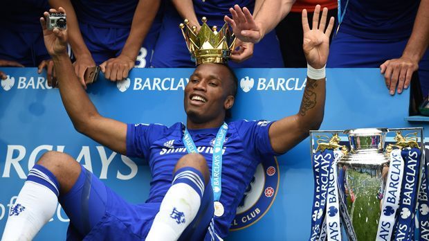 
                <strong>Didier Drogba</strong><br>
                Didier Drogba: Erst mit 24 Jahren wird Didier Drogba interessant für Olympique Marseille. Es folgt ein Jahr für Marseille mit wettbewerbsübergreifend 30 Toren. Ab 2005 sichert sich der FC Chelsea die Dienste des Ivorers. Ggegen Bayern München zum Champions League Titel 2012 und wird bei den Blues zur lebenden Legende. 
              