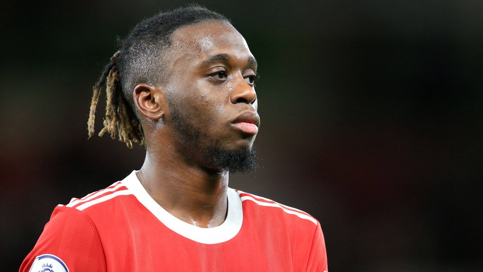 
                <strong>Platz 9 (geteilt): Aaron Wan-Bissaka</strong><br>
                Ebenfalls 55 Millionen Euro hat 2019 auch Aaron Wan-Bissaka gekostet. Der englische Rechtsverteidiger kam von Crystal Palace und sollte die Baustelle hinten rechts bei United für längere Zeit schließen. Von Beginn an war der 24-Jährige auf rechts gesetzt, leistete sich aber ab und an einen Bock und überzeugt bis heute nicht vollends. Im Saisonendspurt der vergangenen Saison spielte Wan-Bissaka unter Ralf Rangnick keine Rolle mehr und wurde vom Portugiesen Diogo Dalot ersetzt. Nun kann sich der gebürtige Londoner unter Neu-Coach Erik ten Hag neu beweisen.
              