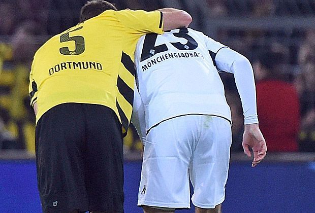 
                <strong>Pechvogel Kramer schießt das "Eigentor des Jahres"</strong><br>
                Es ist die Szene des Spiels: Anstatt zu jubeln kümmert sich BVB-Akteur Sebastian Kehl um Kramer kurz nach dessen Aussetzer. "Ich habe ihm gesagt, dass es mir Leid tut für ihn. Ich konnte mit ihm fühlen. Ich hoffe, es wirft ihn nicht um. Er ist ein guter Kicker."
              