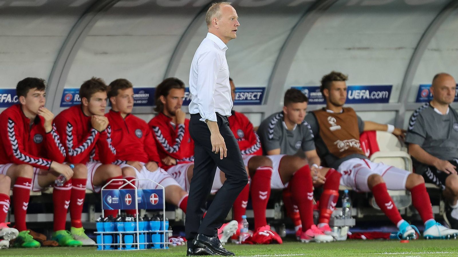 
                <strong>Dänemark: Der Trainer</strong><br>
                Niels Frederiksen trainiert die dänische U 21-Nationalmannschaft seit August 2015. Nach der Europameisterschaft endet allerdings seine Tätigkeit beim dänischen Fußballverband. Frederiksen übernimmt den zehnmaligen dänischen Fußball-Meister Brondby IF. Vor seiner Tätigkeit als U-Nationaltrainer war der 50-Jährige in Dänemark bereits Vereinstrainer von Esbjerg fB und Lyngby BK.
              