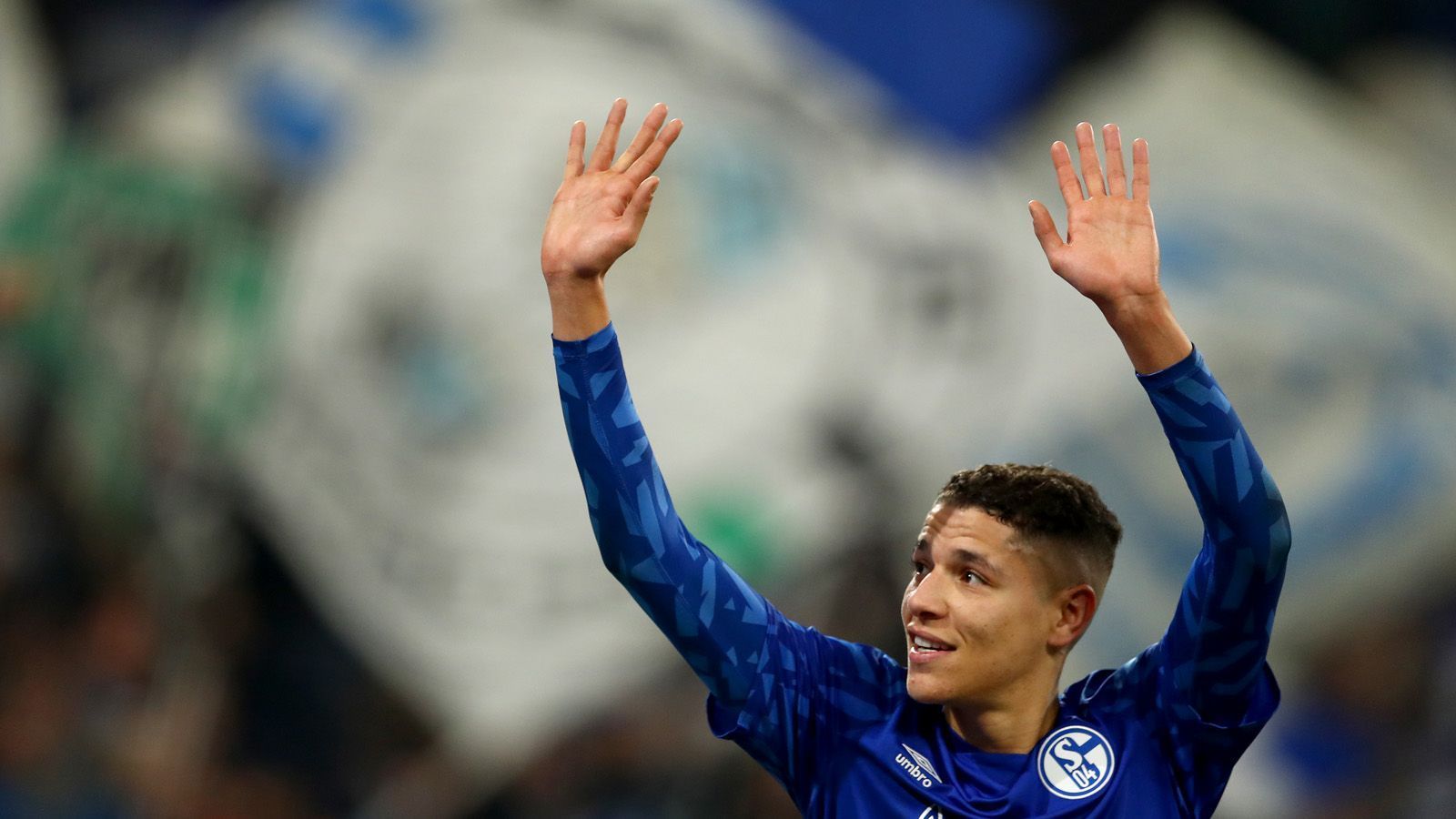 
                <strong>Gewinner: Amine Harit (FC Schalke 04)</strong><br>
                Amine Harit ist in dieser Saison endgültig auf Schalke angekommen. Der marokkanische Nationalspieler war in der vergangenen Saison - seiner zweiten bei Königsblau - noch das große Sorgenkind der Gelsenkirchner. Sogar eine Trennung stand kurzzeitig im Raum. Aber der talentierte Mittelfeldspieler hat die Kurve gekriegt. Auch dank ihm überwintert die Mannschaft von David Wagner auf einem respektablen fünften Platz. Dem 22-Jährigen gelangen in 17 Ligaspielen sechs Tore und vier Assists. Besonders herausragend: seine Leistung bei 3:1-Auswärtserfolg der "Knappen" in Leipzig mit Tor und Assist.
              