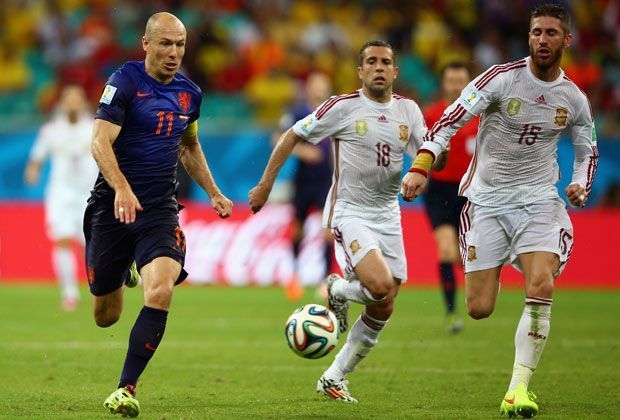 
                <strong>Arjen Robben - Platz 1 (37 km/h)</strong><br>
                Arjen Robben hat beim 5:1 seiner Niederländer gegen Spanien nicht nur zwei Tore erzielt, er hat sich auch den WM-Sprinter-Rekord gesichert - mit 37 km/h ist er vor dem 5:1-Endstand an Gegenspieler Sergio Ramos vorbeigeflitzt. (Quelle: "AS")
              