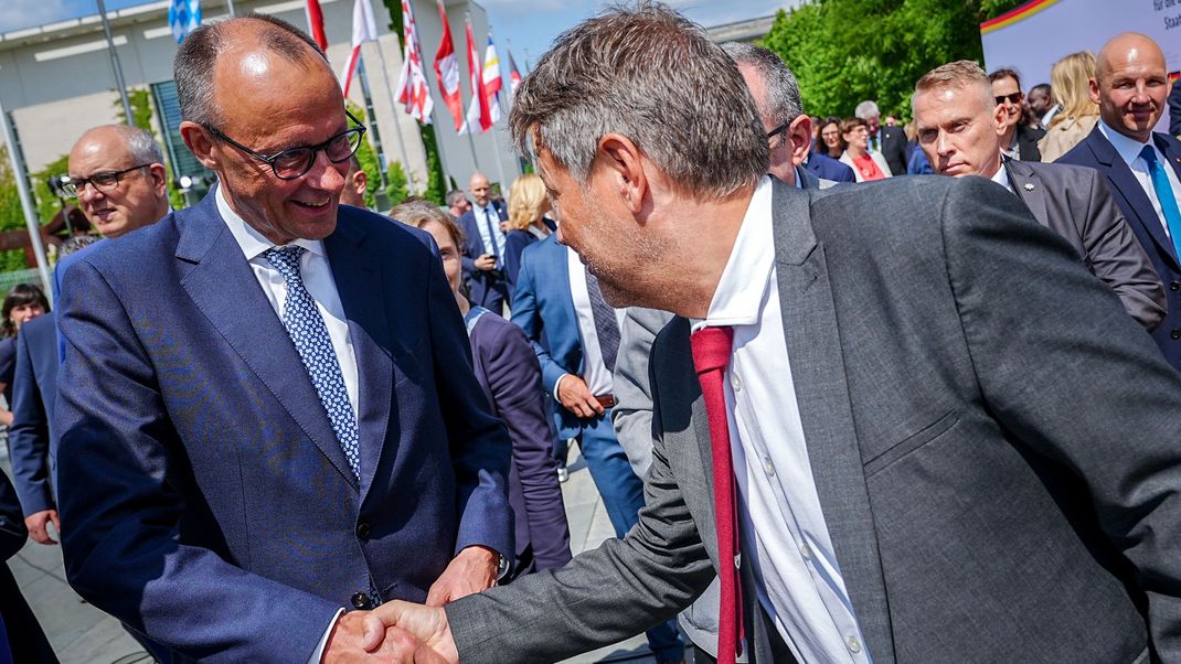 Friedrich Merz (links) und Robert Habeck, Bundesminister für Wirtschaft und Klimaschutz, sprechen sich nun beide für die Wärmepumpe aus.