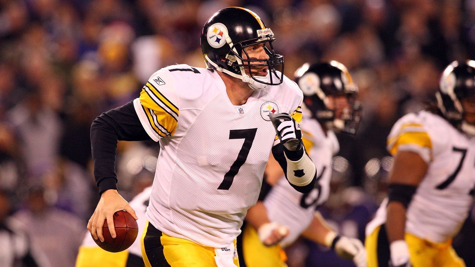 
                <strong>2. Duell: Einziger Touchdown entscheidet Partie</strong><br>
                Auch drei Monate später ist das Tomlin-Team siegreich. Quarterback Ben Roethlisberger (Bild) sorgt mit einem Touchdown-Pass auf Santonio Holmes eine Minute vor Schluss für den Sieg. Sein Gegenüber, Joe Flacco, wirft beim versuchten Comeback seine zweite Interception und besiegelt so den 13:9-Sieg für die Steelers. Die Steelers gewinnen in dem Jahr die Division und später den Super Bowl und besiegen dabei im AFC Championship Game erneut die Ravens. Tomlin erhöht auf 2:0
              