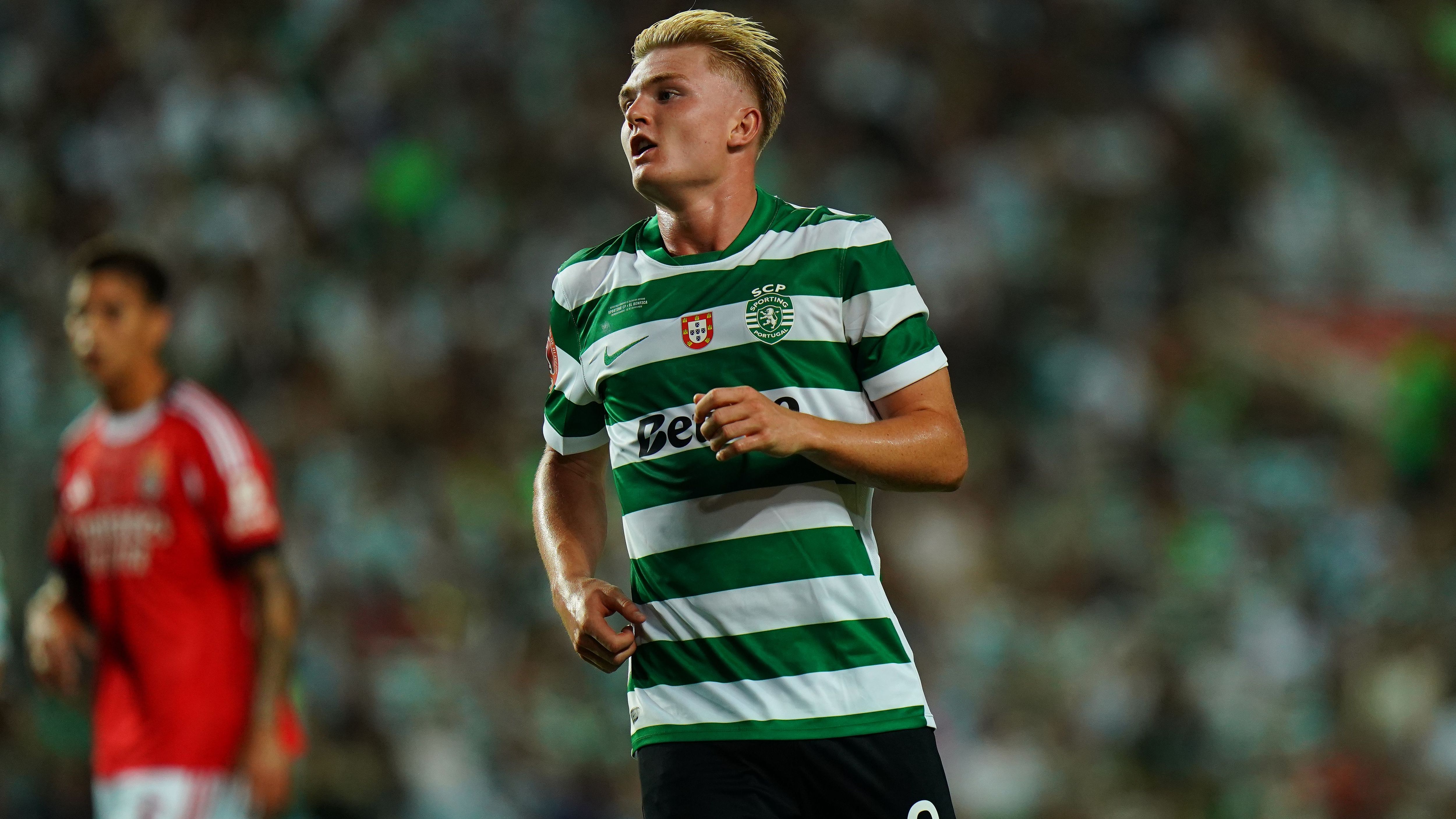 <strong>Conrad Harder (Sporting Lissabon)</strong><br>Nach dem zumindest vorerst geplatzten Transfer von Victor Boniface hat die AC Mailand wohl schnell einen möglichen Ersatz-Kandidaten für den Bayer-Stürmer aufgetan. Laut den Transfermarkt-Experten Fabrizio Romano und Matteo Moretto sollen die Italiener bereits mit Conrad Harder von Sporting Lissabon verhandeln, ebenso mit dem portugiesischen Hauptstadt-Klub. Bei Sporting hat der 20-jährge Däne Harder noch einen Vertrag bis 2029.