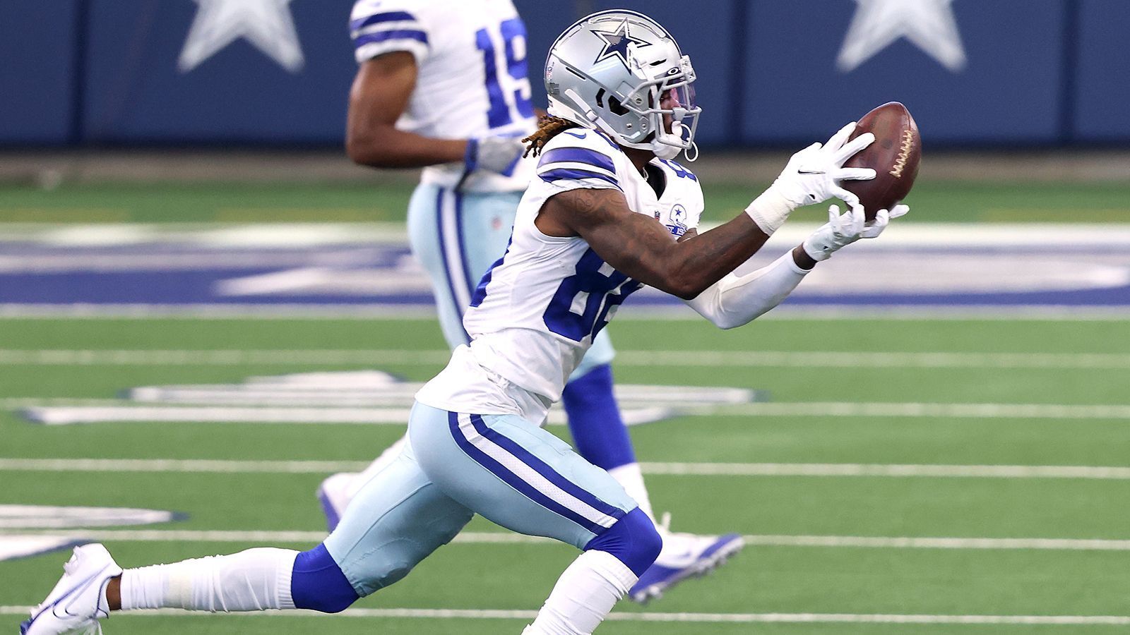 
                <strong>CeeDee Lamb (Dallas Cowboys)</strong><br>
                Der Rookie fügt sich problemlos in die Offensiv-Abteilung der Dallas Cowboys ein und bildet mit Amari Cooper und Michael Gallup das wohl beste Receiver-Trio der NFL. Lamb wird häufig im Slot eingesetzt (254 seiner 274 Snaps). Dort kann er seine Größe und Athletik besonders gegen kleinere Nickel-Cornerbacks sehr gut ausspielen. Knapp über 300 Yards stehen nach fünf Partien auf seinem Konto. 
              