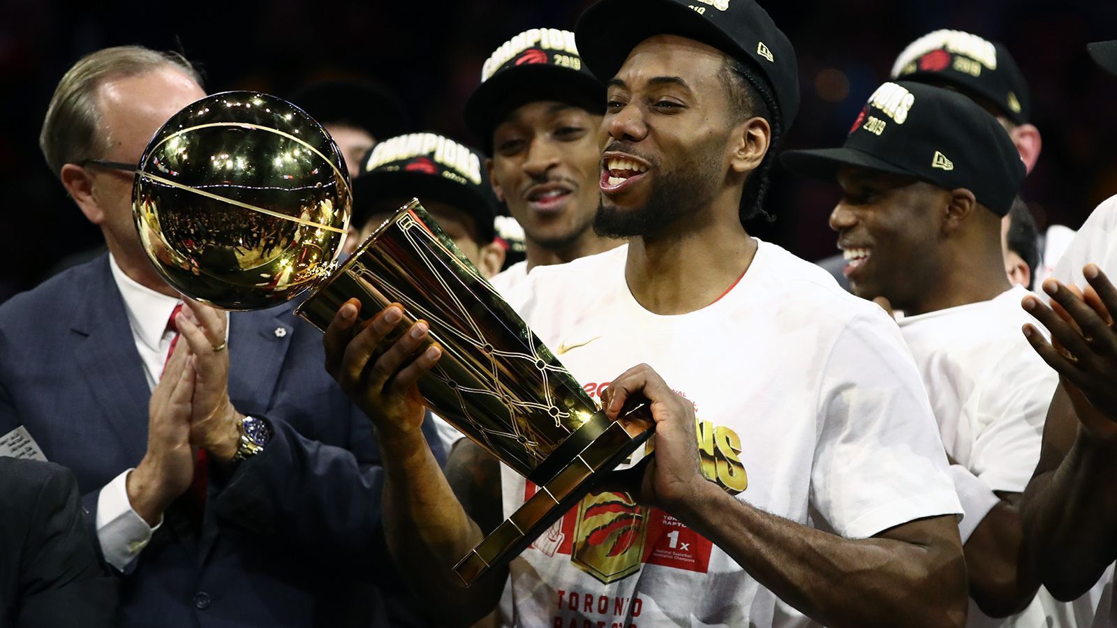 
                <strong>Leonard verlässt den amtierenden Champion</strong><br>
                Leonard soll in L.A. einen Vierjahres-Vertrag über 142 Millionen Dollar bekommen. Er führte die Toronto Raptors 2019 zum NBA-Titel und wurde zum Finals-MVP ernannt. Er ist zweifacher Defensive Player of the Year und dreimaliger All Star. 
              