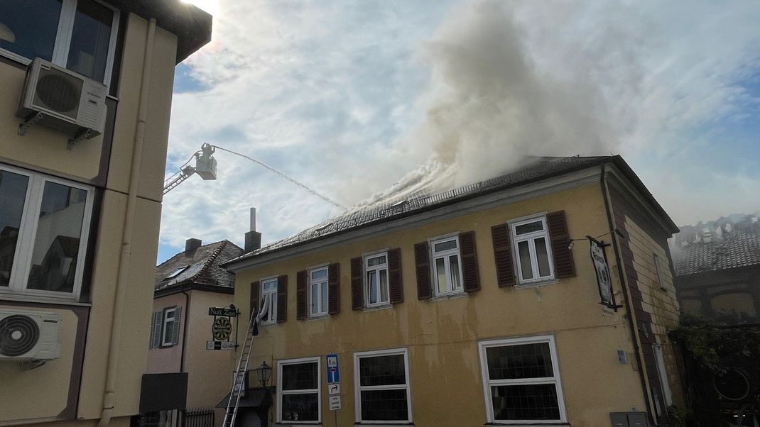 Bei dem Feuer in der Bad Homburger Innenstadt wurde laut Polizei bislang niemand verletzt.