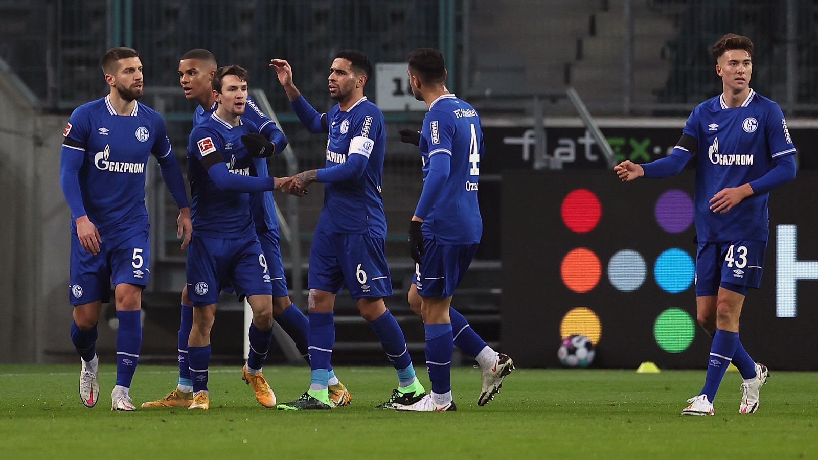 
                <strong>FC Schalke 04 (2020/21)</strong><br>
                Drei Punkte nach neun Spielen, seit 25 Begegnungen in der Bundesliga ohne Sieg. Schalke taumelt im Spätherbst 2020 gewaltig und es droht der Fall in die Zweitklassigkeit. Als wäre die sportliche Lage nicht schon prekär genug, brodelt es im Kader der Gelsenkirchener. Zuletzt wurden die Stars Amine Harit und Nabil Bentaleb suspendiert, der Vertrag von Oldie Vedad Ibisevic wird zum Jahresende aufgelöst. Gelingt dem früheren UEFA-Cup-Sieger trotz der vielen Brandherde doch noch die Rettung in dieser Saison? Die Bürde ist jedenfalls groß. Nur ein Mal seit 2010 hatte ein Schlusslicht, das sich am Ende noch retten konnte, weniger Punkte auf dem Konto, als die Schalker aktuell mit ihren drei Zählern.
              