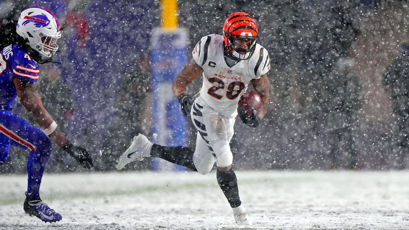 
                <strong>Cincinnati Bengals</strong><br>
                Die Cincinnati Bengals haben bereits Samaje Perine verloren, die Zukunft von Joe Mixon ist zudem noch nicht geklärt. Selbst wenn Elliott nicht der Haupt-Ballträger bei den Bengals werden sollte, wäre er der wohl perfekte Pass Protector zwischen einer oft anfälligen O-Line und Quarterback Joe Burrow. Laut "ESPN"-Reporter Adam Schefter sollen die Bengals ebenfalls eines der drei Wunschteams von Elliott sein - und wahrscheinlich sind sie auch ein Contender für den nächsten Super Bowl.
              