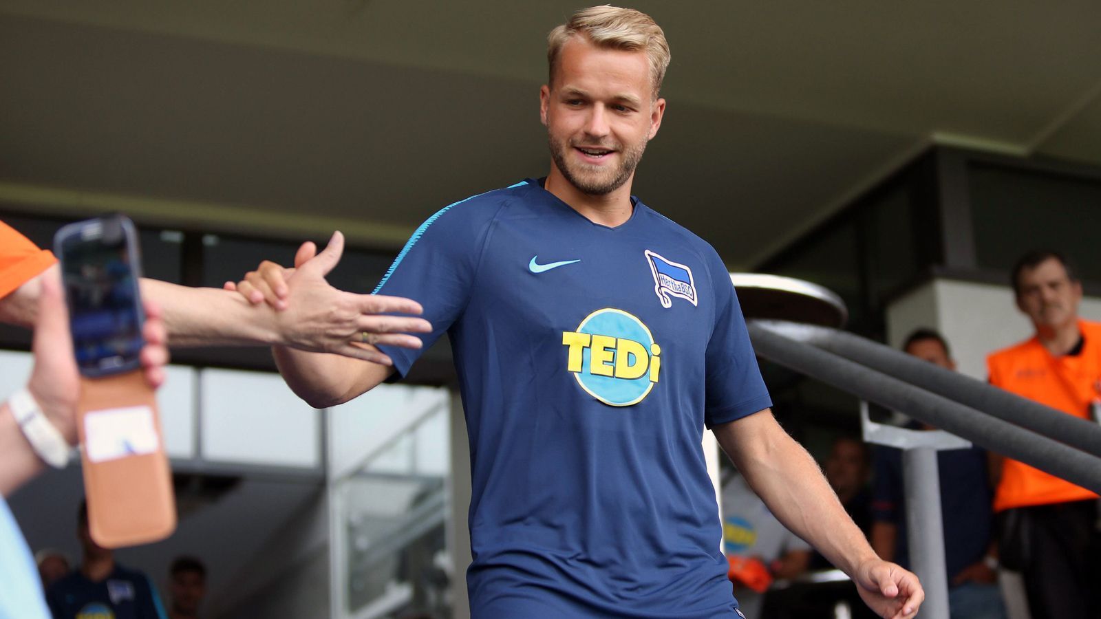 
                <strong>Hertha BSC</strong><br>
                Hallo, ich bin es, ein Neuzugang! In Berlin begrüßen die Fans Stürmer Pascal Köpke. Der Sohn des Bundes-Torwarttrainers wechselte im Sommer von Erzgebirge Aue in die Hauptstadt und will bei der Hertha seine Torgefährlichkeit in der Bundesliga unter Beweis stellen. 
              