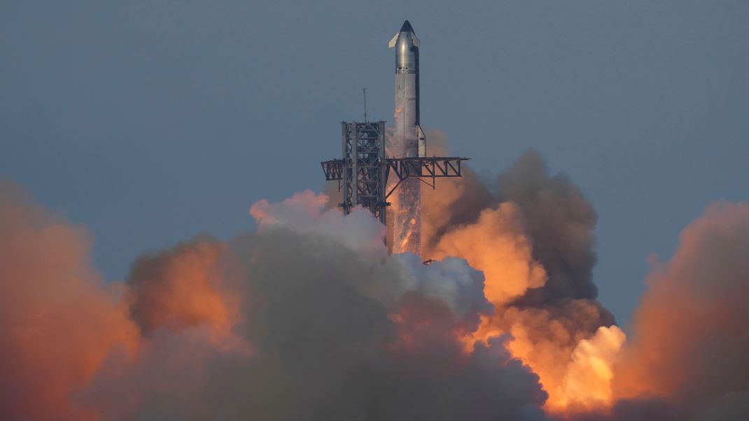 Das Raketensystem Starship von SpaceX startet während eines Testflugs von der Starbase. 