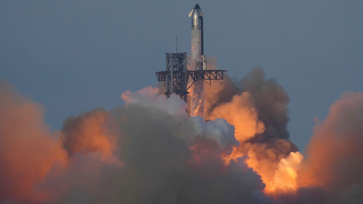 Das Raketensystem Starship von SpaceX startet während eines Testflugs von der Starbase. 