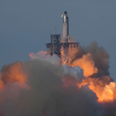 Das Raketensystem Starship von SpaceX startet während eines Testflugs von der Starbase. 
