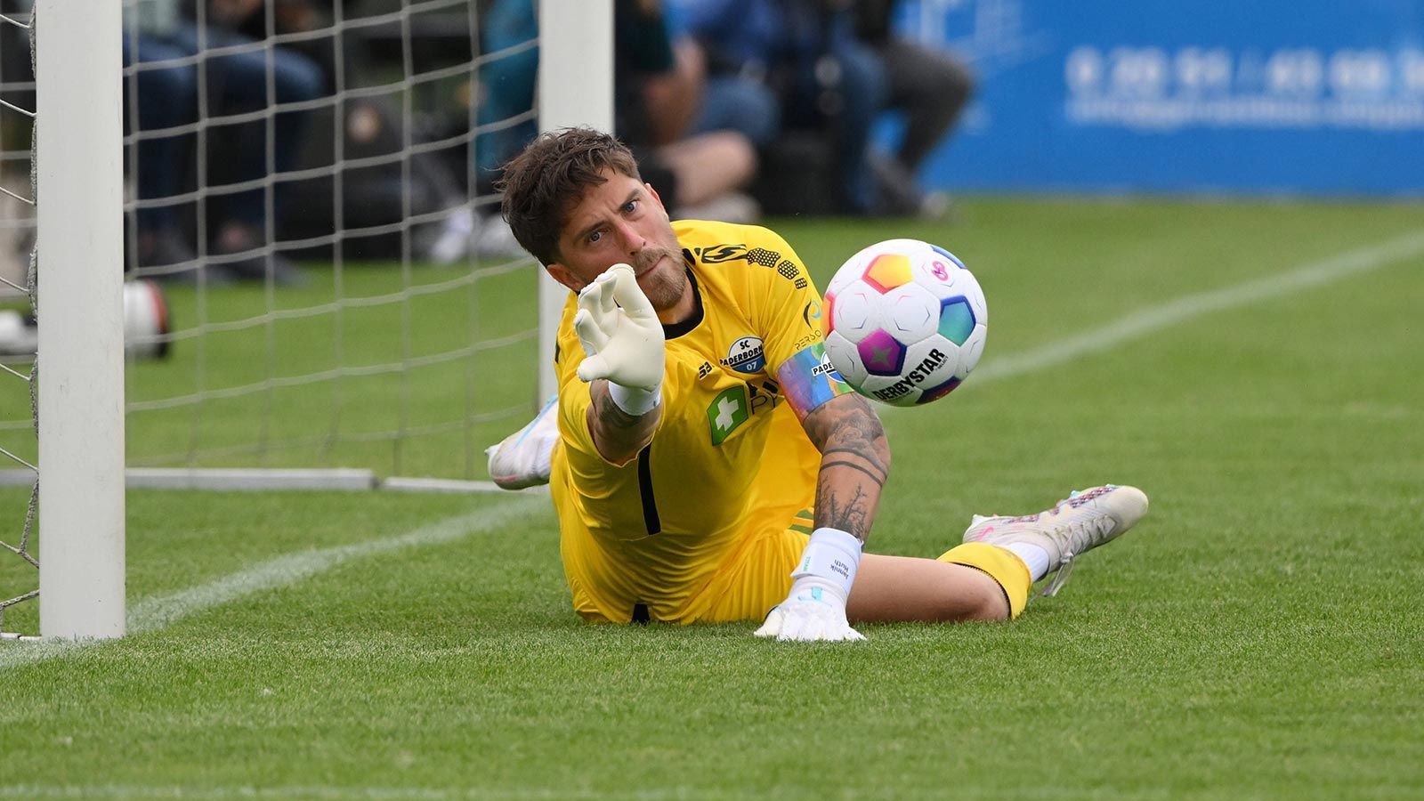 <strong>SC Paderborn 07: Jannik Huth</strong><br>
                Beim SC Paderborn 07 wird in der Saison 2023/2024 Torhüter Jannik Huth der Leader sein. Der 29-Jährige – und zugleich dienstälteste Spieler im Zweitligakader der Ostwestfalen - wird damit Nachfolger von Ron Schallenberg, der zu Liga-Konkurrent FC Schalke 04 wechselte.
