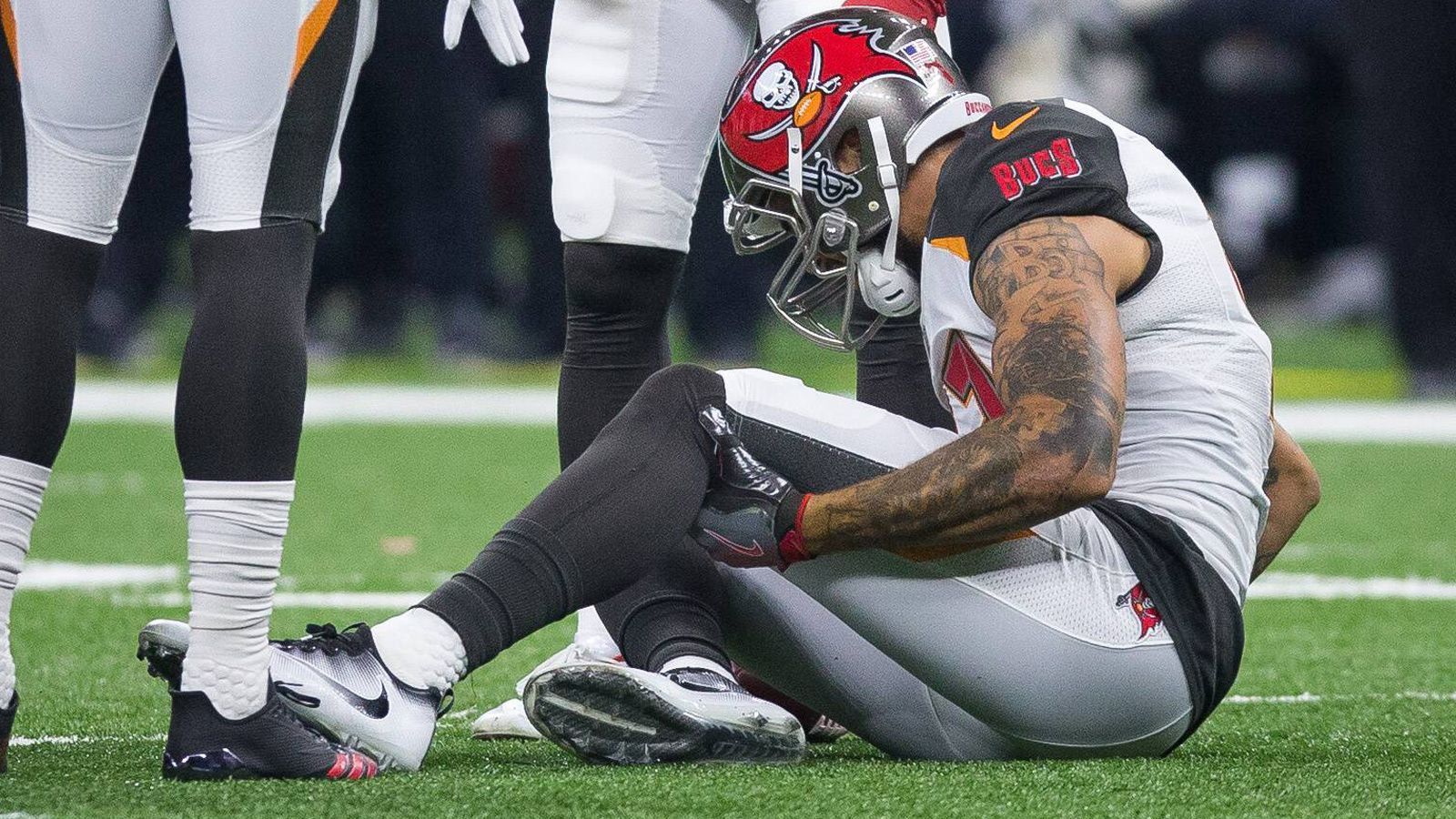 
                <strong>Mike Evans und Marshon Lattimore: Chronik einer tiefen Abneigung</strong><br>
                Schon im Vorfeld der Auseinandersetzung hatten sich Evans und Lattimore nichts geschenkt. Hier sitzt Evans verletzt am Boden und hält sich sein Knie. Nach einem harten Tackling von - na, klar - Marshon Lattimore.
              