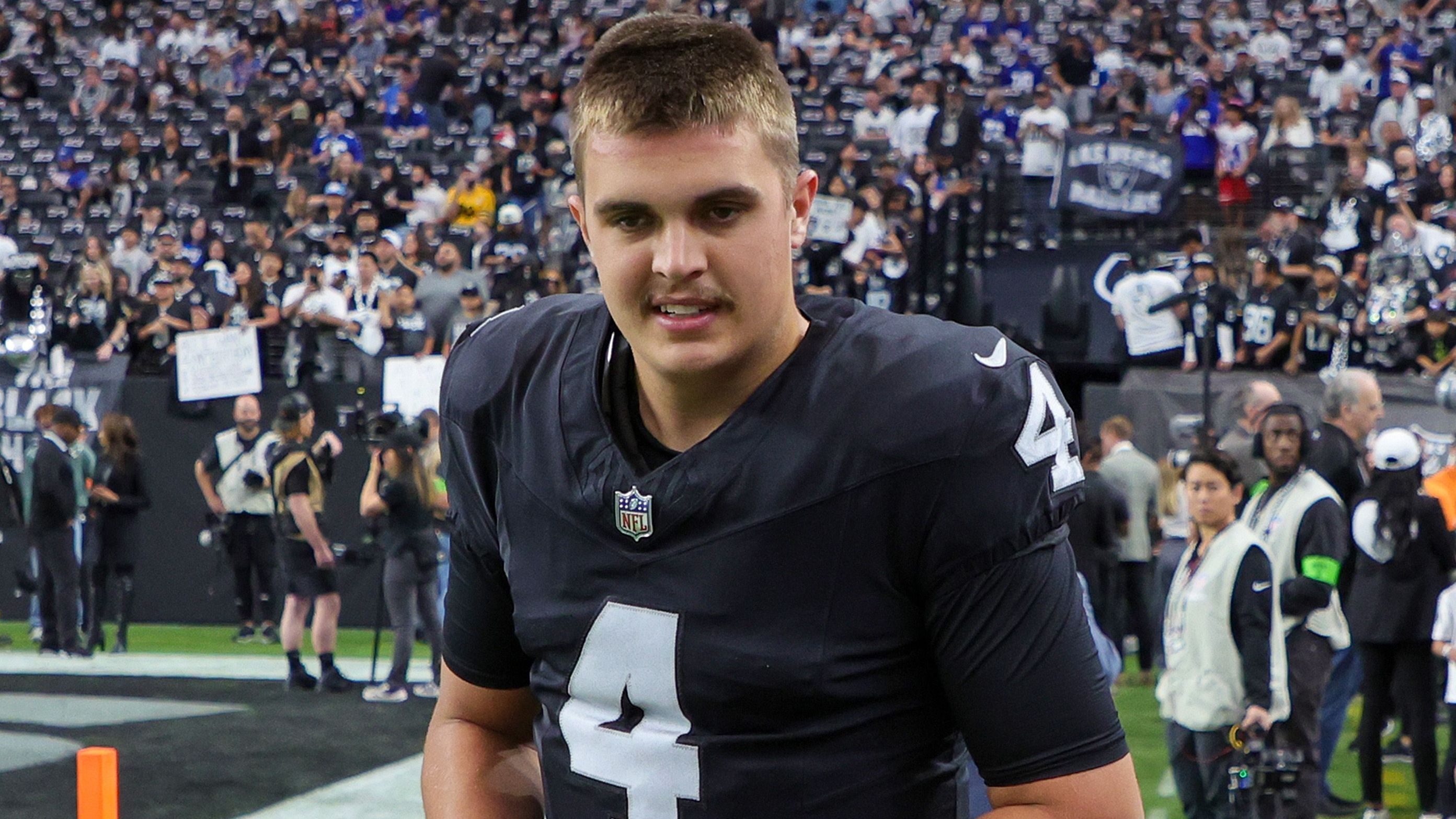 <strong>Platz 25: Las Vegas Raiders (Vorwoche: 23)</strong><br>Es war ein kleiner Aufschwung, den die Las Vegas Raiders nach dem Rausschmiss von Josh McDaniels erlebten. Der wurde durch die 2. Halbzeit gegen die Kansas City Chiefs und die darauffolgende Bye Week etwas eingebremst. Deshalb fallen die Raiders ein Stückchen bei uns im Ranking.