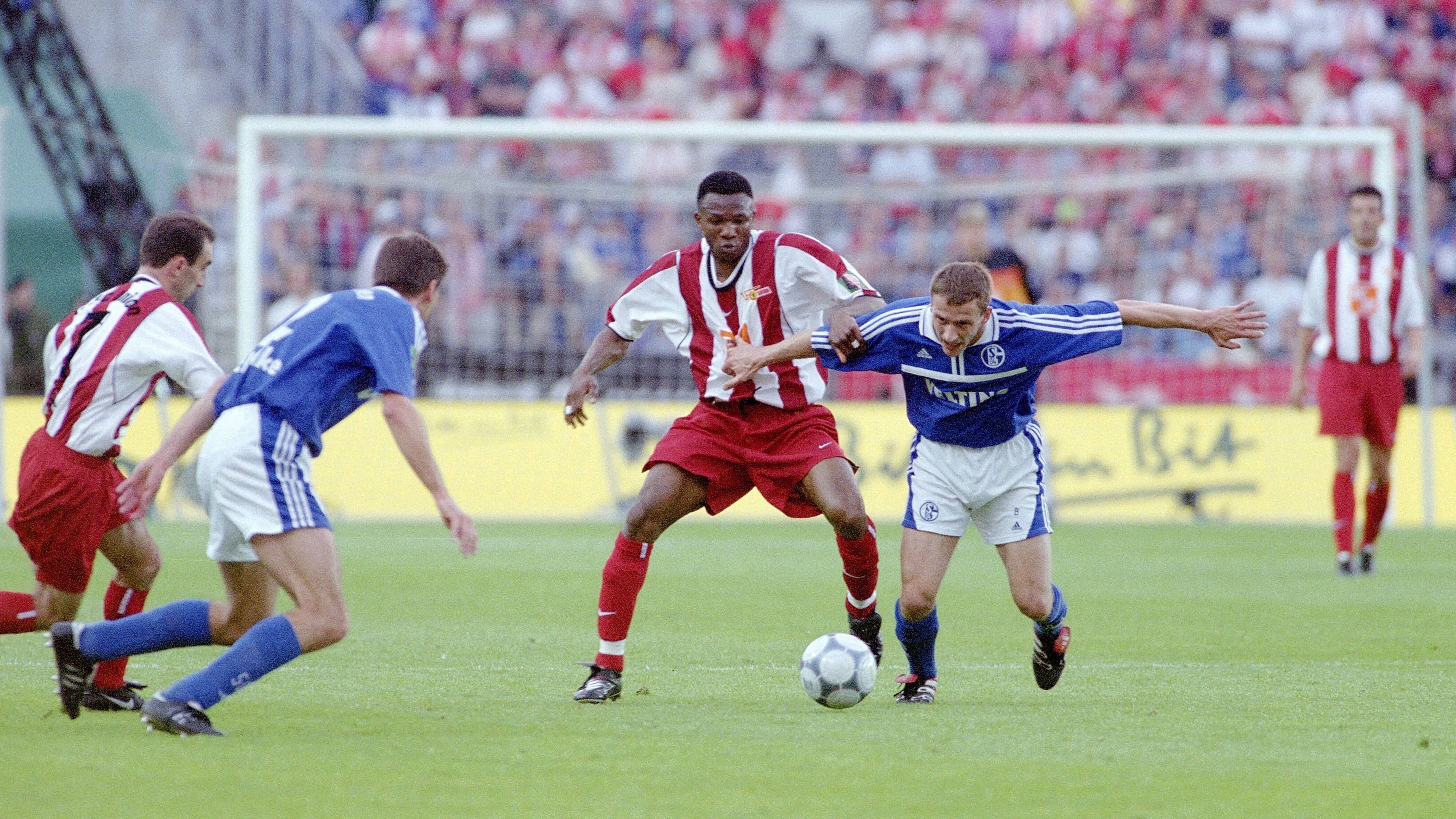 <strong>2001: Union Berlin (Regionalliga Nord)</strong><br> Die Berliner marschierten als drittklassiger Regionalligist durch den Wettbewerb und zogen mit breiter Brust ins Finale ein. Gegner Schalke hatte dagegen kurz zuvor die Deutsche Meisterschaft innerhalb von vier Minuten im Fernduell mit dem FC Bayern verloren. Weil der Fußballgott aber offenbar doch ein Herz hat, feierten gebeutelte Schalker am Ende mit 2:0 den Sieg im DFB-Pokal.