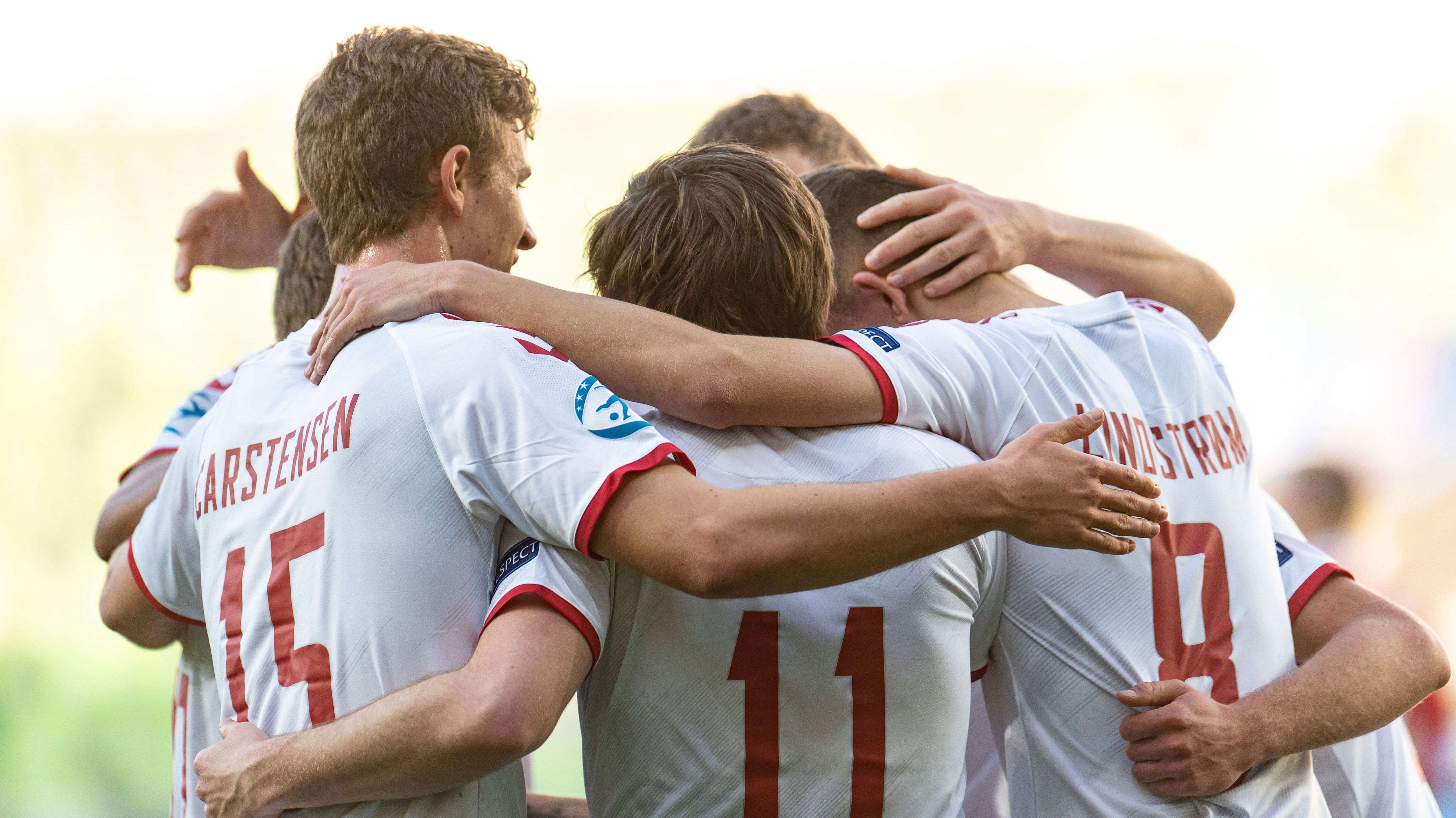 
                <strong>Dänemarks Kader für die Finalrunde</strong><br>
                Torhüter: Mads Hermansen, Oliver Christensen, Peter JensenVerteidigung: Andreas Poulsen, Frederik Alves Ibsen, Mads Bech, Mads Roerslev Rasmussen, Rasmus Carstensen, Sebastian Hausner, Victor Kristiansen, Victor NelssonMittelfeld: Gustav Isaksen, Jacob Brun Larsen, Jesper Lindström, Magnus Kofod Andersen, Morten Hjulmand, Nikolas Tekelsen Nartey, Anders Dreyer, Carlo HolseSturm: Mohamed Daramy, Nikolai Baden Frederiksen, Nikolai Laursen, Wahidullah Faghier
              