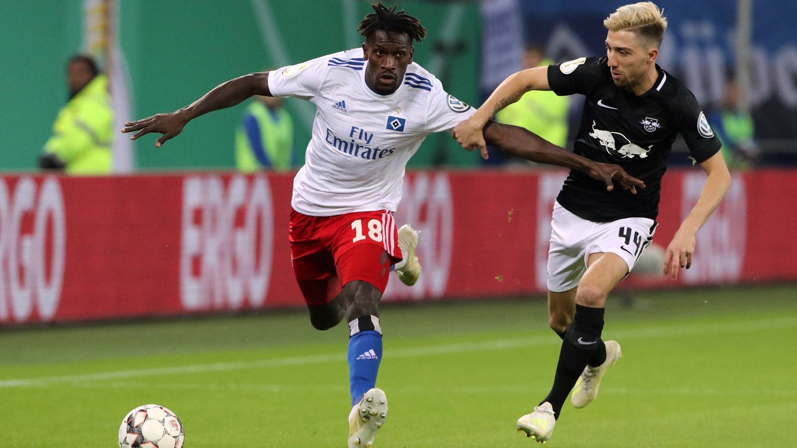 
                <strong>Bakery Jatta (Hamburger SV)</strong><br>
                Anfangs in der Defensive etwas überfordert. Ist vorne besser aufgehoben, was er in der 24. Minute beweist, als er Kampl den Ball abluchst und ihn technisch versiert über Gulacsi ins Tor versenkt. ran-Note: 2
              