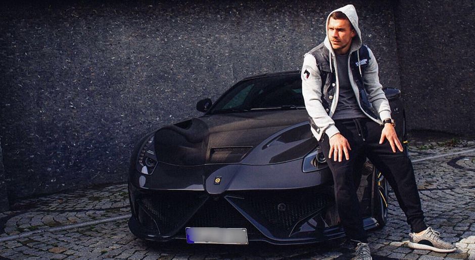 
                <strong>Lukas Podolski und sein Mansory Stallone</strong><br>
                775 PS, von 0 auf 100 Stundenkilometer in 2,9 Sekunden - das sind Zahlen, die durchaus mit Lukas Podolskis "linker Klebe" in Verbindung gebracht werden könnten. Tatsächlich handelt es sich aber um die Power von Poldis Mansory Stallone. Auf seiner Twitter-Seite schreibt der ehemalige Nationalspieler zu dem Bild: "Taking the beast for a ride".
              