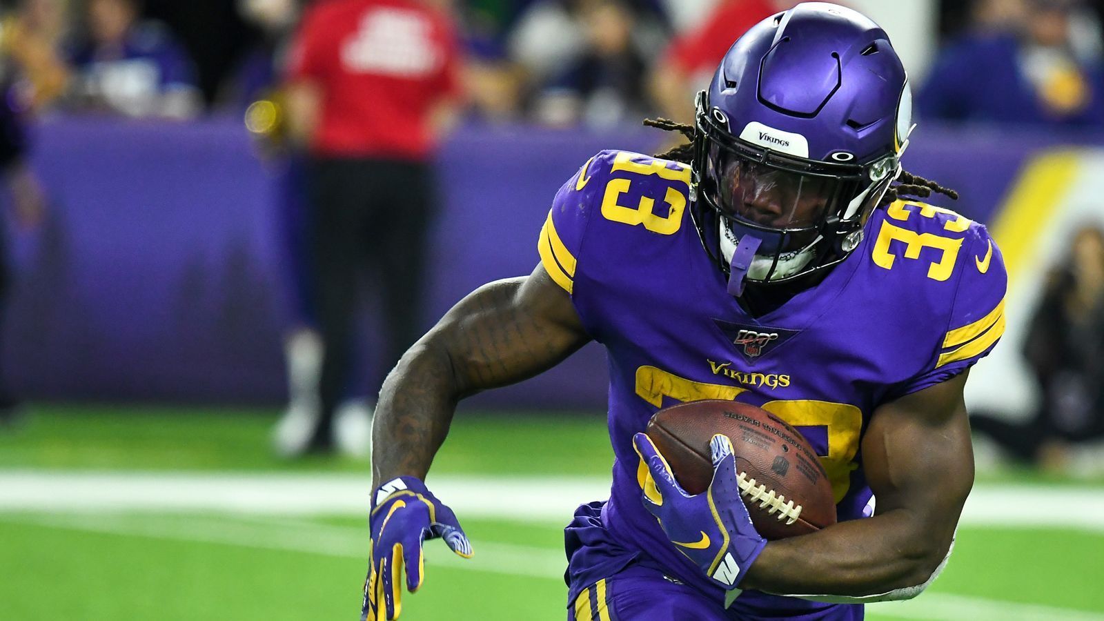 
                <strong>Start: Dalvin Cook</strong><br>
                In einer der lauflastigsten Offensiven der Liga ist Dalvin Cook selten eine schlechte Wahl. Doch gegen die Kansas City Chiefs (So., ab 18:55 Uhr live auf ProSieben MAXX Und ran.de) bekommt der junge Running Back obendrein noch ein dankbares Matchup serviert. Die Chiefs geben pro Spiel 145 Rushing Yards im Durchschnitt ab und haben außerdem Verletzungssorgen in der Defensive Line. Star-Defensive-Tackle Chris Jones fehlt seit fast vier Wochen mit einer Leistenverletzung. Auch Defensive End Frank Clark plagen Probleme an der Leiste. Ohne die beiden Stars ist die Defensive enorm geschwächt. Daher werden sich für Cook genug Lücken ergeben.
              