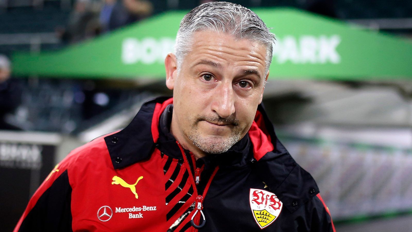 
                <strong>Trainer: Jürgen Kramny</strong><br>
                Satte 22 Trainer kann der VfB Stuttgart seit Anfang des Jahrtausends vorweisen. In die Flop-Elf hat es am Ende Jürgen Kramny geschafft. Der steigt 2016 zu Saisonende nicht nur mit dem Profi-Team in die Zweite Liga ab, sondern trainierte zuvor die zweite VfB-Mannschaft in der dritten Liga. Vor seiner Beförderung sammelte er in 17 Spiele 16 Punkte. Auch der VfB II stieg zu Saisonende ab. Ein historisches Double.
              