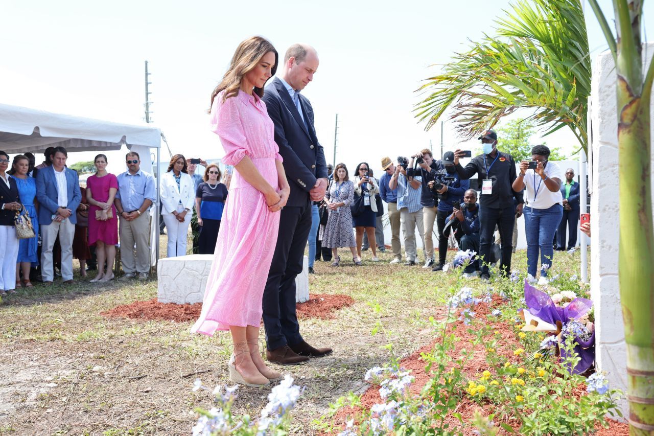 Prinz William und Prinzessin Kate: Schon als seine Großmutter noch lebte, vertrat Prinz William zusammen mit seiner Frau Kate die Queen bei Auslandsreisen. William absolvierte 2022 ganze 126 und Kate 90 Auftritte. Beide setzen sich zusätzlich besonders für Projekte des Umweltschutzes und der Entwicklungshilfe, sowie für das Wohlergehen von Kindern ein.