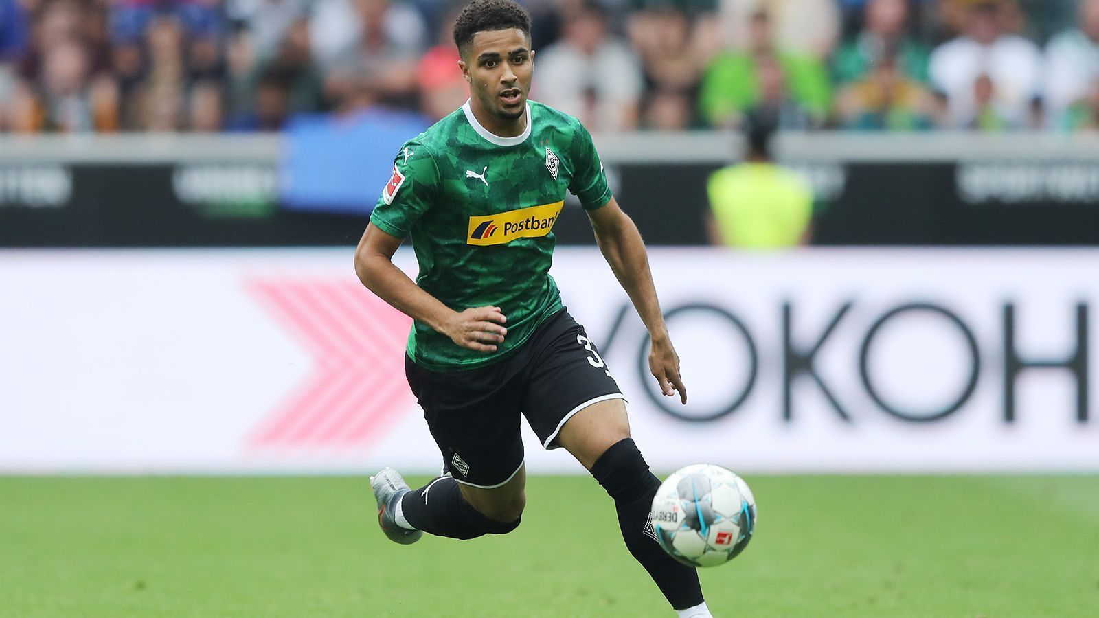 
                <strong>Keanan Bennetts (Borussia Mönchengladbach)</strong><br>
                Der Linksaußen durchlief die gesamte Akademie der Tottenham Hotspur und wechselte dann 2018 im Alter von 19 Jahren aus der U23 der Spurs nach Gladbach. Bei den Fohlen musste Bennetts erstmal auch in der Amateurmannschaft ran, feierte dann in der abgelaufenen Saison sein Bundesliga-Debüt am 32. Spieltag. Eine Oberschenkelverletzung bremste ihn etwas aus, den 21-Jährigen muss man aber trotzdem im Auge behalten, auch weil er nicht der Erste wäre, der in Gladbach den großen Durchbruch schafft.
              