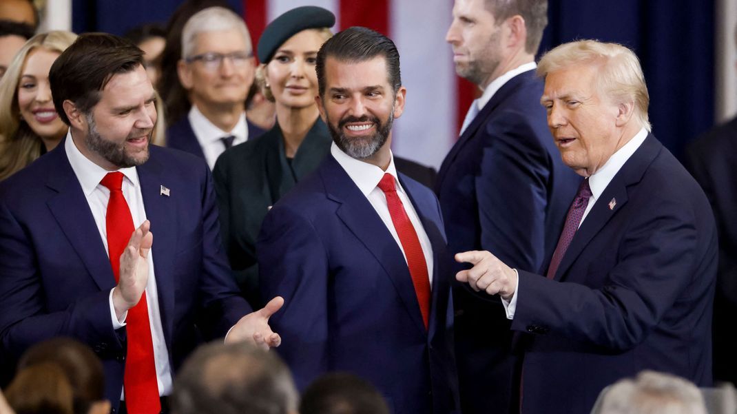 US-Präsident Donald Trump neben seinem Sohn Don Jr. (Mitte) und Vizepräsident JD Vance