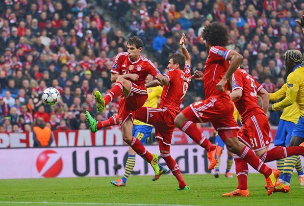 
                <strong>FC Bayern München - FC Arsenal 1:1</strong><br>
                Nach gut einer halben Stunde lässt Javi Martinez die Arena in München das erste Mal jubeln. Doch der Volley-Treffer des Spaniers zählt nicht. Er steht klar im Abseits.
              