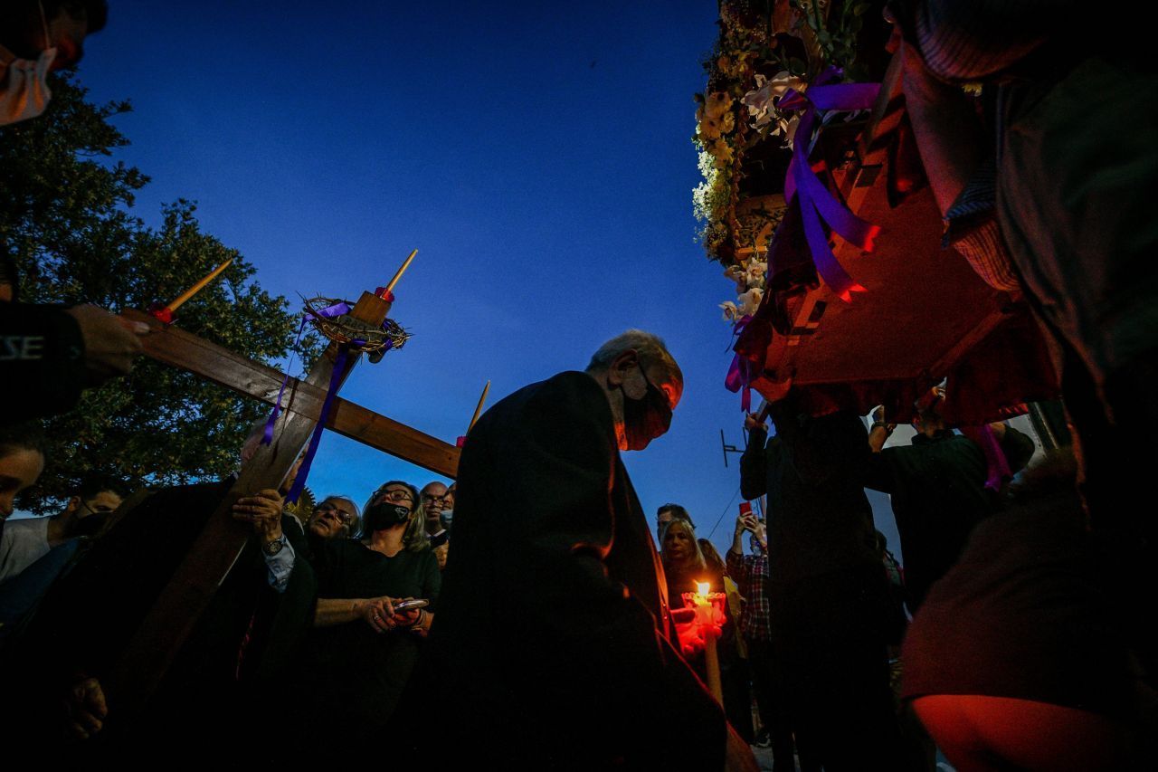 Eine Karfreitags-Zeremonie in Griechenland. Am Karfreitag gedenken Christ:innen der Kreuzigung Jesu.